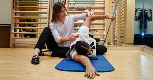 HSS physical therapist Maria Karchina applying a Schroth Method treatment.