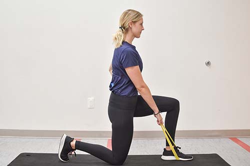 half-kneel one-arm row position 1