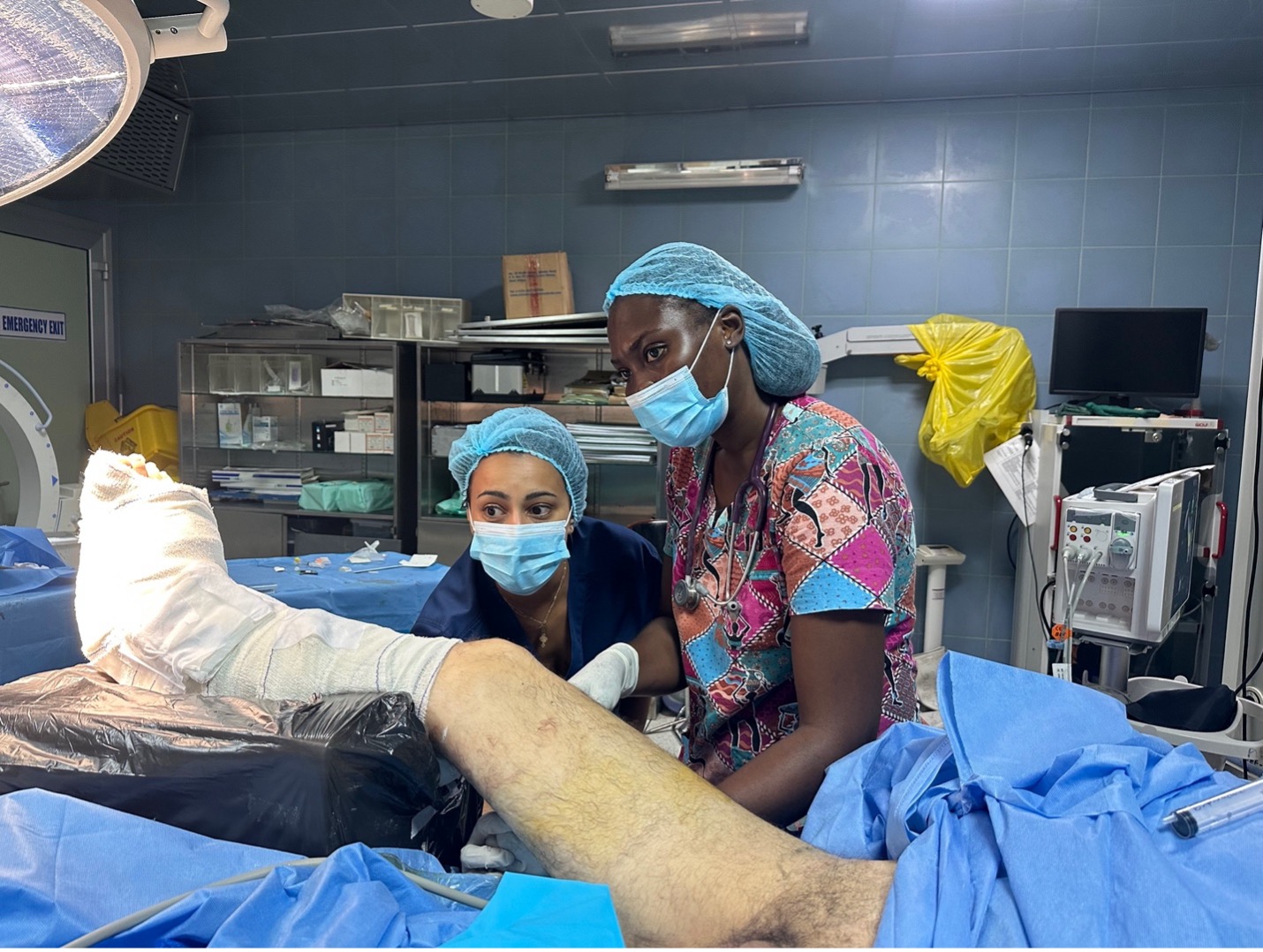 Dr. Monica Anis teaches Gifty Sarpong a popliteal sciatic nerve block