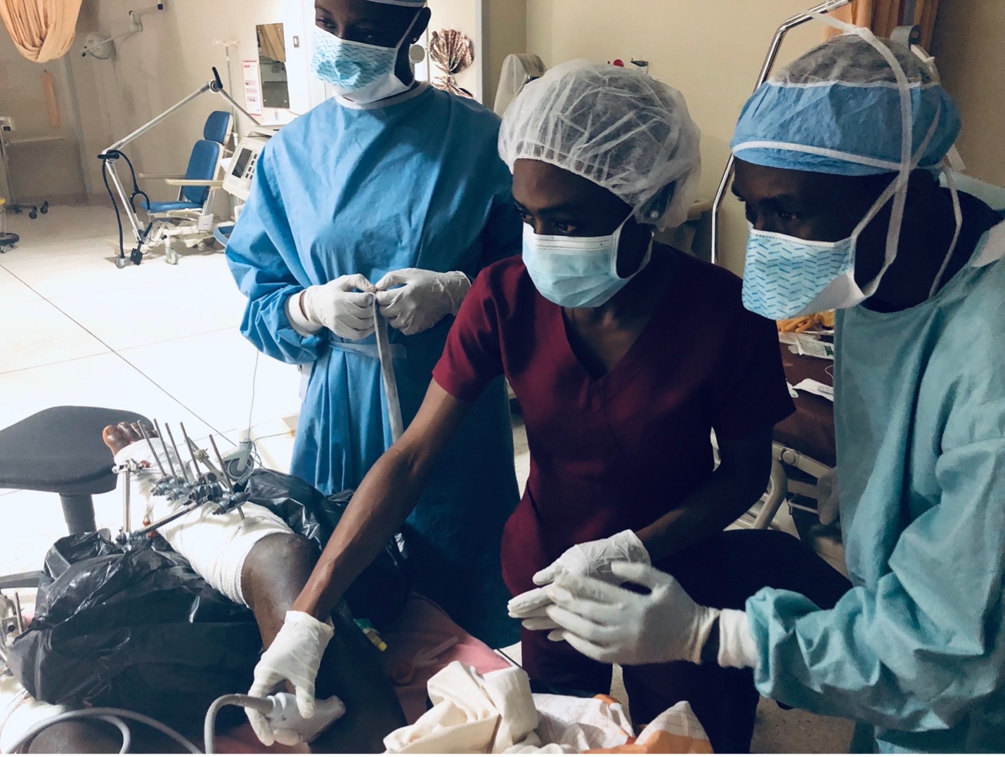 Dr. Alfred Aidoo, a graduate of the initial GRACE program, teaches Sophia Ankrha an adductor canal block