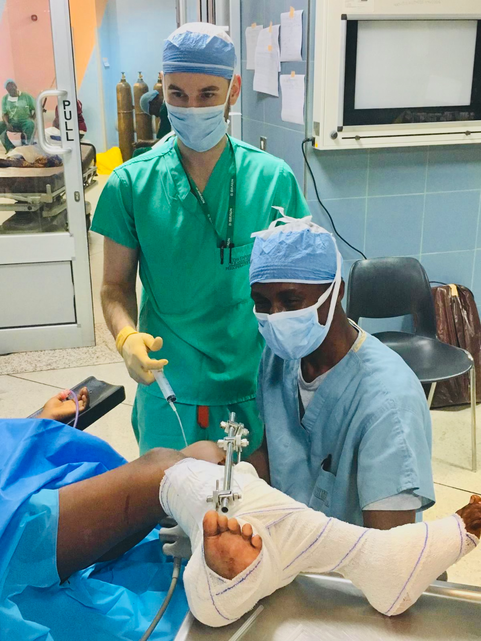 Dr. Mark Brouillette teaches Alfred Aidoo a popliteal sciatic nerve block